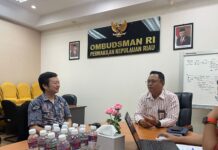 read news -Ombudsman Kepri Sharing Soal Pelayanan Publik dengan Konjen Singapura Kepala Perwakilan Ombudsman RI Provinsi Kepri, Dr Lagat Siadari (kanan) didampingi Kepala Keasistenan Penerimaan dan Verifikasi Laporan, Cindy M Pardede membeberkan terkait hak Warga Negara Asing (WNA) dapat melakukan konsultasi maupun pelaporan terkait pelayanan publik ke Ombudsman RI selama memiliki KITAS/KITAP. (Foto : abyaqa ramadan - batamtv.com)