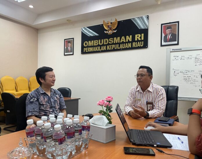 (Foto : abyaqa ramadan - batamtv.com) Kepala Perwakilan Ombudsman RI Provinsi Kepri, Dr Lagat Siadari (kanan) didampingi Kepala Keasistenan Penerimaan dan Verifikasi Laporan, Cindy M Pardede membeberkan terkait hak Warga Negara Asing (WNA) dapat melakukan konsultasi maupun pelaporan terkait pelayanan publik ke Ombudsman RI selama memiliki KITAS/KITAP. (Foto : abyaqa ramadan - batamtv.com)