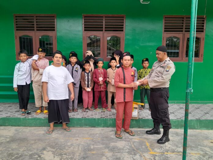 Penyerahan bantuan nasi bungkus di Panti Asuhan di Pancur Tower 1 Keluahan Duriangkang . (Foto : muhammad amin - batamtv.com)