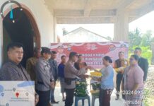 read news -Warga Seibeduk Diminta Hati Hati Gunakan Medsos Ipda RH Sihombing, Kanit Binmas Polsek Seibeduk (berseragam polisi) saat menyerahkan bantuan sosial kepada salah satu peserta Minggu Kasih. (Foto : abyaqsa ramadan - batamtv.com)