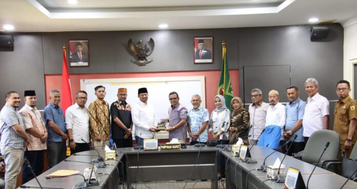 Sebanyak 14 orang dari rombongan yang dipimpin Anton Yondra (Partai Golkar) selaku Wakil Ketua DPRD Kabupaten Tanah Datar itu disambut langsung Ketua DPRD Kota Batam Nuryanto. Terlihat ikut menyambut, Wakil Ketua II DPRD Muhammad Yunus Muda, dan anggota DPRD Rival Pribadi dan Muhammad Rudi ST. (Foto: muhammad amin - batamtv.com)