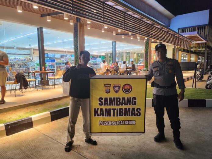 Dua personil Polsek Seibeduk sednag lakukan patroli . (Foto : abyaqsa ramadan - batamtv.com)