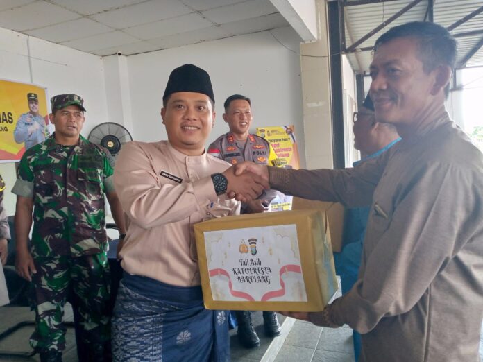 Camat Seibeduk Dwiki Septiawan saat menyerahkan sembako ke perwakilan warga . (Foto : muhammad amin - batamtv.com)