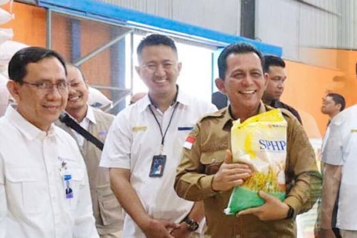 (Foto : dwi susilo - batamtv.com) Gubernur Kepri Anasar Ahmad menggelar pasar murah dan pangan murah dalam rangka menekan angka inflasi (Foto : dwi susilo - batamtv.com)