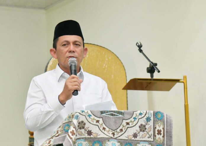 Gubernur Kepri Ansar Ahmad serahkan bantuan di masjid Darul Hijrah maupun di Masjid Ar-Rahmah,  masing-masing sebesar Rp200 juta. (Foto : muhammad amin - batamtv.com)