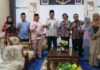 read news – Bahas Program Beasiswa Jalur Kerja sama Pemerintah Kabupaten Bintan – PBC Bupati Bintan Roby Kurniawan (tengah) saat menerima Audiensi PBC terkait program beasiswa. (Foto : abdi perdana - batamtv.com)