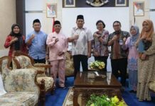 read news – Bahas Program Beasiswa Jalur Kerja sama Pemerintah Kabupaten Bintan – PBC Bupati Bintan Roby Kurniawan (tengah) saat menerima Audiensi PBC terkait program beasiswa. (Foto : abdi perdana - batamtv.com)
