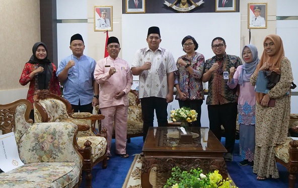 (Foto : abdi perdana - batamtv.com) Bupati Bintan Roby Kurniawan (tengah) saat menerima Audiensi PBC terkait program beasiswa. (Foto : abdi perdana - batamtv.com)