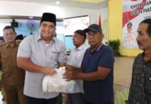 read news – Gubernur Kepri Salurakan Bantuan ke KPM di Bintan Keluarga Penerima Manfaat (KPM) bantuan sembako terdata pada Data Terpadu Kesejahteraan Sosial (DTKS) di Kabupaten Bintan. (Foto : abdi perdana - batamtv.com)
