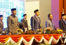 rea news – DPRD Kepri Gelar Rapat Paripurna PAW Sekda Prov Adi Prihantara saat ikuti paripuran PAW Ilyas Sabli. (Foto : dwi susilo - batamtv.com)
