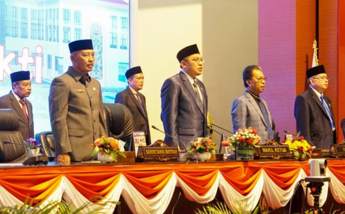 (Foto : dwi susilo - batamtv.com) Sekda Prov Adi Prihantara saat ikuti paripuran PAW Ilyas Sabli. (Foto : dwi susilo - batamtv.com)