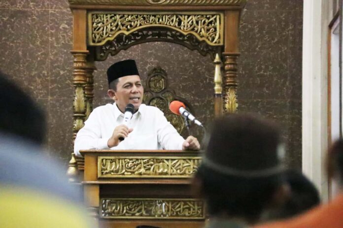Gubernur Kepulauan Riau, H. Ansar Ahmad, menghadiri safari ramadahan dalam kapasitasnya sebagai Khatib Salat Tarawih.. (Foto : abyaqsa ramadan - batamtv.com)