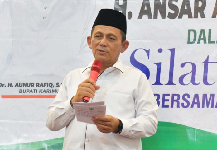 Gubernur Ansar juga mengapresiasi kinerja Pemkab Karimun yang di 2023 telah berhasil menaikkan angka pertumbuhan ekonomi dan menekan inflasi. (Foto : abdi perdana - batamtv.com)