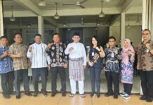 read news – Masuk jadi Dewan SDA Nasional , Gubernur Kepri Ansar Ahmad Apresiasi Pemerintah Pusat Salah satunya adalah Gubernur Kepulauan Riau (Kepri) Ansar Ahmad (tengah baju putih) . (Foto : dwi susilo - batamtv.com)