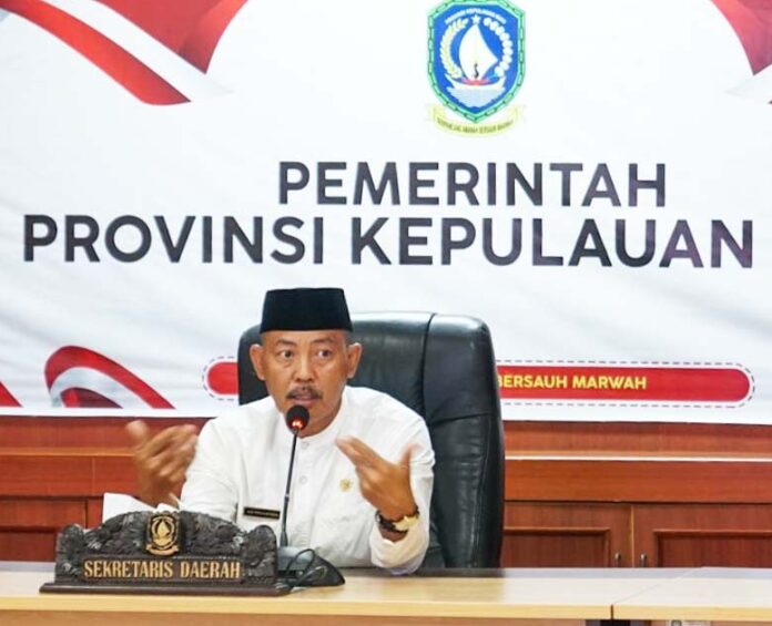 Sekretaris Daerah Provinsi Kepri Adi Prihantara  memimpin   Rapat Konsolidasi Perencanaan dan Pengadaan Barang dan Jasa di Ruang Rapat Utama Kantor Gubernur Kepri, Dompak, Tanjungpinang, Selasa (19/03).  (Foto : dwi susilo - batamtv.com)