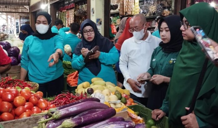 Dinas Perdagangan dan Perindustrian (Disdagin), Dinas Pertanian Pangan dan Perikanan (DP3), Diskominfo dan Bagian Ekonomi Setdako Tanjungpinang kembali memantau stok dan harga komoditas pangan di Pasar Bintan Center, Minggu (10/3). (Foto : dwi susilo - batanmtv.com)