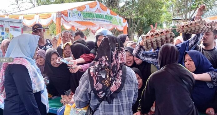 Warga Tanjungpinang berebut di pasar Murah Tanjungpinang . (Foto : Abdi Perdana - batamtv)