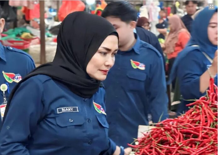 Kepala Dinas Perindustrian dan Perdagangan (Disdagin) Kota Tanjungpinang, Riany, mengatakan operasi pasar murah pada H-1 puasa itu untuk menekan harga kebutuhan pokok yang sekarang mengalami kenaikan.. (Foto : adbi perdana - batamtv.com)