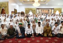 read news – Gubernur Ansar Sambangi Muslim di Karimun Gubernur Kepri Ansar Ahmad saat disambut pada acara Safari Ramadahan di Kairmun (Foto : abdi perdana - batamtv.com)