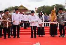 read news – Wapres Ma’ruf Amin Resmikan Kepulauan Riau Ramadan Fair 2024 Wapres RI KH Ma’ruf Amin didampingi istrinya Hj Wury Ma’ruf Amin meresmikan Kepulauan Riau Ramadan Fair 2024 (KURMA 2024) di Pelataran Tugu Sirih, Tanjungpinang, Jumat (15/3/2024). (Foto; abdi perdana - batamtv.com)