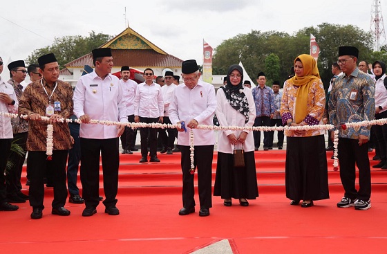 (Foto; abdi perdana - batamtv.com) Wapres RI KH Ma’ruf Amin didampingi istrinya Hj Wury Ma’ruf Amin meresmikan Kepulauan Riau Ramadan Fair 2024 (KURMA 2024) di Pelataran Tugu Sirih, Tanjungpinang, Jumat (15/3/2024). (Foto; abdi perdana - batamtv.com)