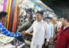 read news – Bazar Ramadhan di Tanjungpinang Dibuka Resmi Gubernur Kepri Ansar Ahmad saat menyaksikan langsung Bazar ramadan di Tanjungpinang . (Foto : dwi susilo )