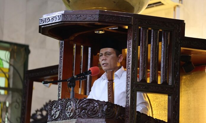 Gubernur Kepri Ansar Ahmad saat sampaikan kutbah Jumat . (Foto : abdi perdana - batamtv.,com)