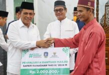 read news – Gubernur Kepri Isi Tausiyah di Tanjungpinang Gubernur Kepri Ansar Ahmad menyerahkan bantuan kepada masjid Darussalam . (Foto : dwi susilo - batamtv.com)