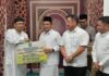 read news – Ansar Ahmad Sambangi Jamaah di Masjid Darul Hijrah Batam Gubernur Kepri Ansar Ahmad menyerahkan bantuan ke pengurus Masjid di Lubukbaja. (Foto : abyaqsa ramadan - batamtv.com)