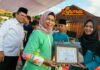 read news – Penutupan KURMA 2024 ini, Gubernur Kepri Ansar Ahmad Berikan Hadiah Gubernur Kepri Ansar Ahmad (kiri) bersama Dewi Kumalasari (baju hijau) berharap untuk kegiatan Kepri Ramadhan Fair ini bisa diselenggarakan setiap tahunnya. (Foto : abdi perdana - batamtv.com)