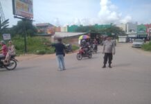 read news – Ancaman Macet di Simpang GMP, Polsek Lakukan Pengawasan Anggota Polsek Seibeduk lakukan strongpoint di Simpang GMP agar lalulintas kendaraan lancar . (Foto : abyaqsa ramadan - batamtv.com)