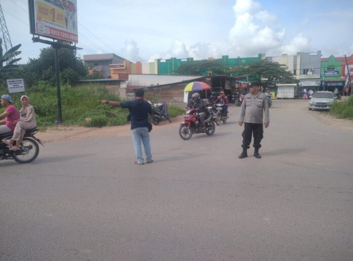Anggota Polsek Seibeduk lakukan strongpoint di Simpang GMP agar lalulintas kendaraan lancar . (Foto : abyaqsa ramadan - batamtv.com)