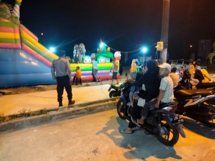 Anggota Polsek Seibeduk melakukan patroli di keramaian di Kelurahan Tanjungpiayu Kota Batam. (Foto : muhammad amin - batamtv.com)