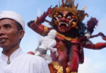 read news – Melihat dari Dekat Pembakaran Ogoh Ogoh di Lagoi Bay Nyoman Pasek, jero mangku (tokoh agama Hindu) Pura Dharma Kerthi Lagoi, Bintan yang melaksanakan proses Dwijati (terlahir Kembali). (Foto : abdi perdana - batamtv.com)