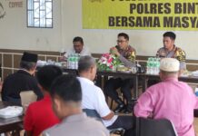 read news – Keluhan Warga di Bintan Timur ini Direspon Langsung Kapolres Kapolres Bintan AKBP Riki Iswoyo saat mendengar langsung apa yang menjadi keluhan warga Bintim. (Foto : abdi perdana - batamtv.com)