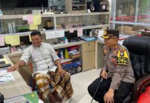 read news – Polisi Pantau Pemenuhan Bapok selama Ramadahan di Bintan Kapolres Bintan AKBP Riky Iswoyo saat mengecek langsung ketersediaan bapok di pasar di Bintan . (Foto : abdi perdana - batamtv.com)