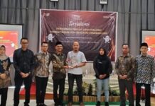 rea news – Partisipasi Pemilu Warga Bintan Tinggi Haris Daulay (keempat dari kiri) Ketua KPU Bintan mengumumkan tingkat partisipasi pemilih itu dalam kegiatan sosialisasi partisipasi pemilih dan evaluasi Pemilu 2024 bersama stakeholder di One of A Kind Resort Desa Malang Rapat, Kecamatan Gunung Kijang. (Foto : abdi perdana - batamtv.com)