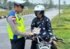 read news – Polisi Laksanakan Operasi Keselematan Seligi di Bintan Operasi Keselamatan Seligi 2024 Polres Bintan, Senin (4/3/2024) sampai Selasa (5/3/2024), telah menegur sebanyak 58 pengendara, dan memberikan imbauan sebanyak 98 kali kepada pengendara (Foto: abdi perdana - batamtv.com)