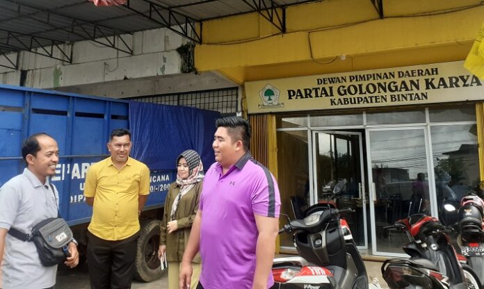 Bupati BIntan Roby Kurniawan (baju ungu) saat ini sedang mencari sosok pendamping dirinya yang akan maju di Pildaka 2024. (Foto : abdi perdana - batamtv.com)