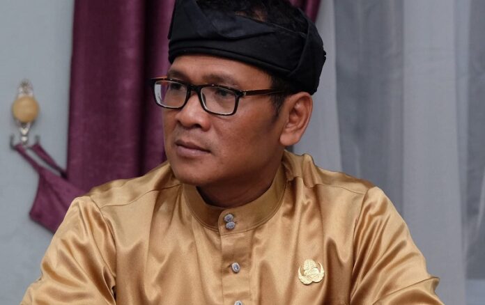 Kepala Dinas Komunikasi dan Informatika (Kadiskominfo) Kota Tanjungpinang Teguh Susanto  saat memberikan keterangan, Kamis (14/3/2024). Teguh mengatakan, semarak Idulfitri yang telah menjadi rutinitas event wisata di Penyengat tetap digelar pada tahun 2024 ini. (Foto : abdi perdana - batamtv.com)