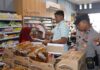 read news – Awas Makanan Kadaluarsa, Satgas di Karimun Lakukan Pengecekan Salah astu penyedia bahan pangan dikarimun dicek oleh Satgas Pangan. (Foto : abdi perdana - batamtv.com)