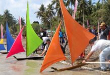 read news – Warga Bintan Tonton Keseruan Festifal Keter Wabup Bintan Ahdi Muqti saat di lokasi acara prahu jong. (Foto : abdi peredana - batamtv.com)