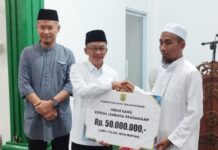 read news – Pj Wako Hasan Serahkan Dana Hibah Rp 50 Juta untukMasjid Baitut Taqwa Pj Walikota Tanjungpinang Hasan menyerahkan bantuan dana hibah sebesar Rp 50 Juta kepad pengurus . (Foto : dwi susilo - batamtv.com)