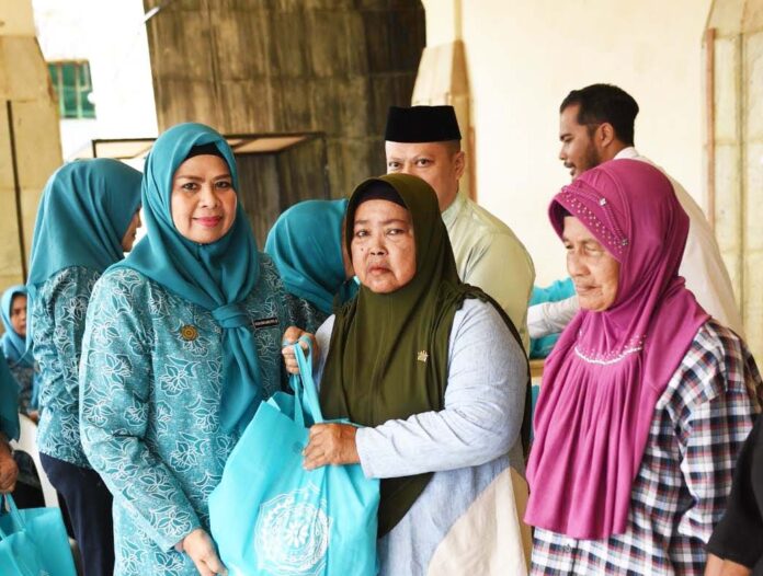 Dewi Kumalasari Ansar menyambangi warga Desa Kelong, Kecamatan Bintan Pesisir, Kabupaten Bintan, Jumat (5/4), untuk menyerahkan bantuan sosial berupa 50 Paket sembako kepada warga yang membutuhkan di Desa Kelong. (Foto: abdi perdana - batamtv.com)