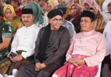 read news – Gubernur Kepri Ansar Ahmad Hadiri Tabligh Akbar Gubernur Kepri Ansar Ahmad (kanan) menghadiri Peringatan Hari Kartini Tahun 2024 diinisiasi TP-PKK dan Dharma Wanita Persatuan (DWP) Kepri, dihadiri ribuan ASN dan Non ASN Pemprov Kepri, Pemko Tanjungpinang dan Pemkab Bintan. Peringatan juga dilaksanakan Tabligh Akbar . (Foto : abdi perdana - batamtv.com)