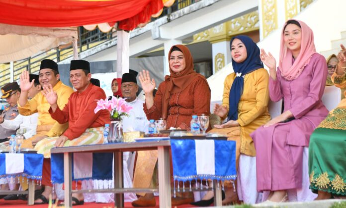 Gubernur Kepri Ansar Ahmad (kedua dari kiri) menyampaikan rasa hormat dan kebanggaan yang mendalam atas partisipasi para Pawai Pembukaan MTQH di Bintan Senin (22/04) pagi. (Foto : abdi perdana - batamtv.com)
