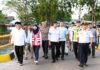 read news – Seperti ini Arus Mudik di Pelabuhan Roro Tanjung Uban di H-2 Lebaran Gubernur Kepri Ansar Ahmad (kiri) saaat meninjau suasana di pelabuhan Tanjungubang pada H-2 lebbaran. (Foto : abdi perdana - batamtv.com)