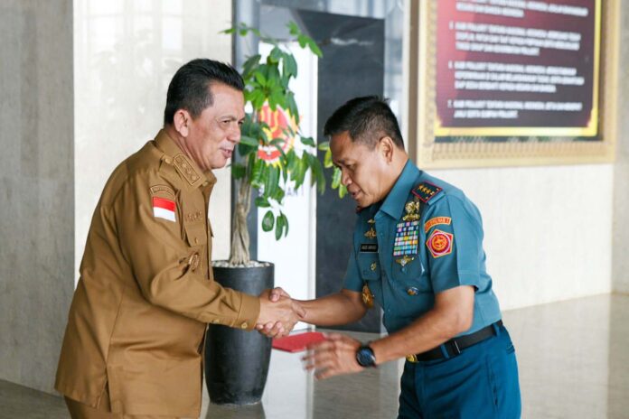 Dalam suasana yang penuh keakraban, Gubernur Kepulauan Riau, Ansar Ahmad, melakukan pertemuan dengan Panglima Komando Gabungan Wilayah Pertahanan (Pangkogabwilhan) I, Laksamana Madya TNI Agus Hariadi, Selasa (16/04). (Foto : dwi susilo - batamtv.com)