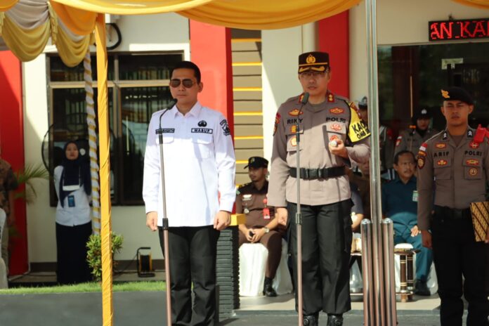 Wakil Bupati Bintan usai melaksanakan apel menyampaikan komitmen Pemerintah Daerah bersama seluruh instansi terlibat untuk memberikan kenyamanan ekstra pada Hari Raya Idul Fitri nanti. Dirinya berharap baik arus mudik, lalu lintas, keamanan dan ketertiban masyarakat, dan semuanya bisa berjalan dengan baik. (Foto : abdi perdana - batamtv.com)