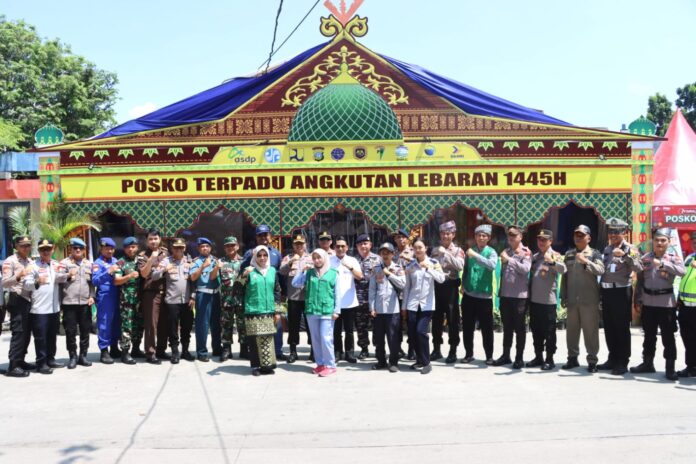 Wakil Bupati Bintan, Ahdi Muqsith bersama Kapolres Bintan dan unsur FKPD lainnya meninjau langsung Pos Terpadu, Pos Pengamanan hingga Pos Pelayanan dalam rangka Operasi Ketupat Seligi 2024.   (Foto : abdi perdana - batamtv,com)